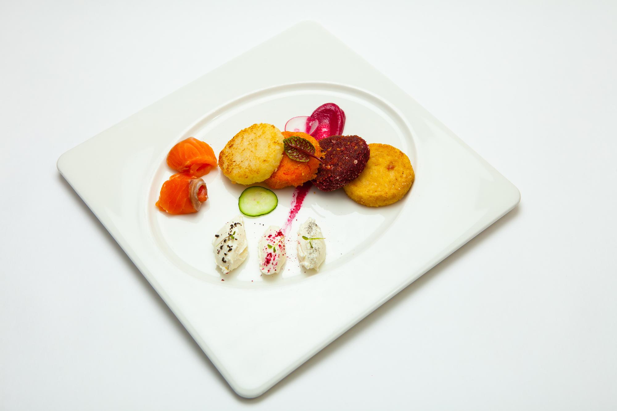 Food stylistka Julia aranżuje talerze